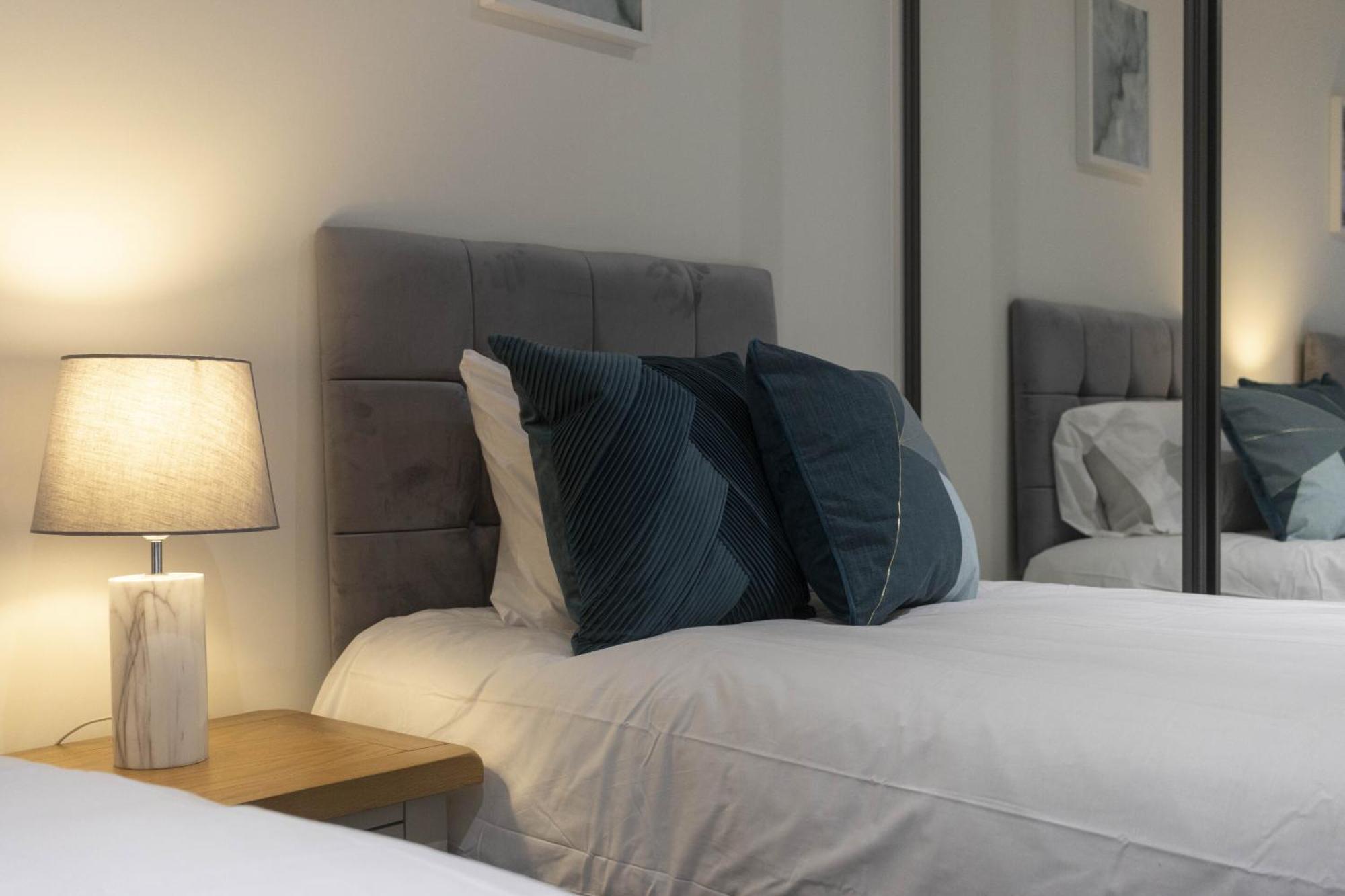 Linacre 1&2 - One And Two Bed Flat Behind The Cathedral With Free Parking And Fast Wifi Lejlighed Exeter Værelse billede