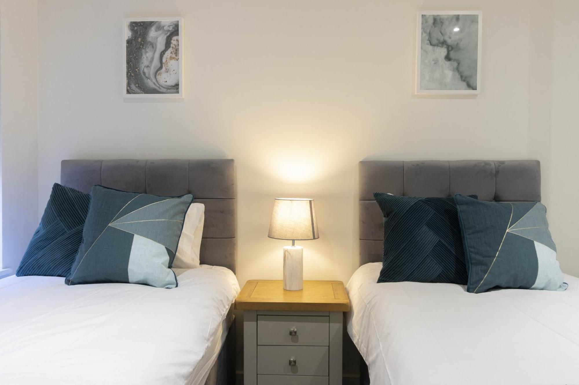 Linacre 1&2 - One And Two Bed Flat Behind The Cathedral With Free Parking And Fast Wifi Lejlighed Exeter Værelse billede