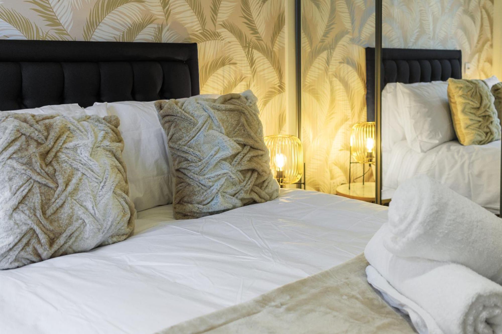 Linacre 1&2 - One And Two Bed Flat Behind The Cathedral With Free Parking And Fast Wifi Lejlighed Exeter Værelse billede